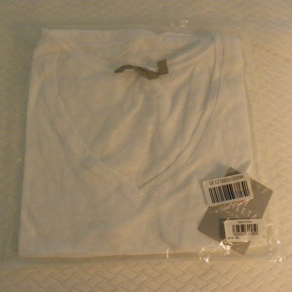 NWT Athleta V-neck Daily Tee XL